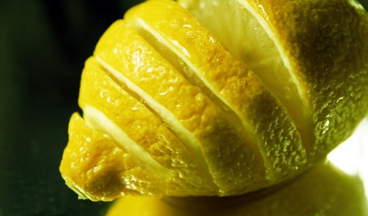 7 причин каждый вечер класть нарезанный лимон на прикроватную тумбочку