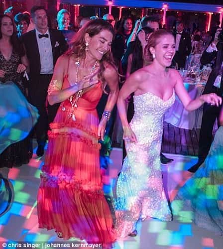 Наследница империи Swarovski вышла замуж в платье весом 46 кг с полумиллионом кристаллов — фото