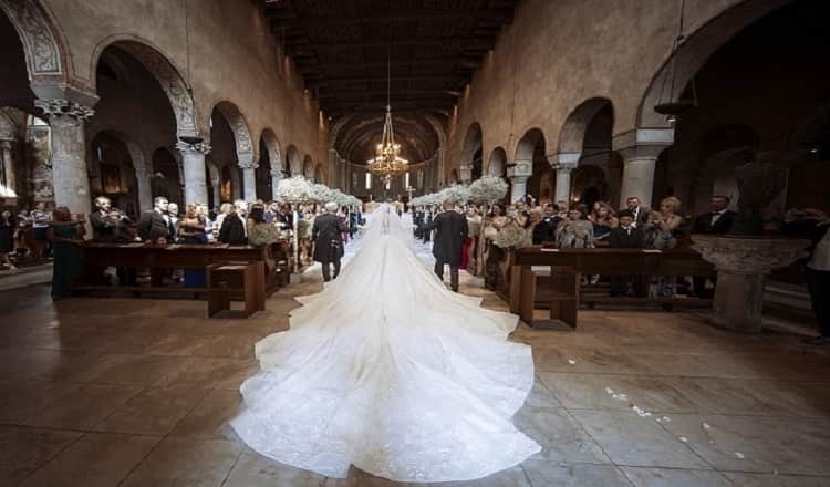 Наследница империи Swarovski вышла замуж в платье весом 46 кг с полумиллионом кристаллов — фото