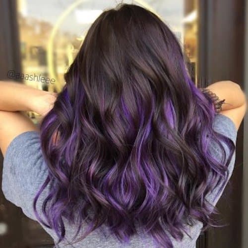 фиолетовые пряди на темных волосах