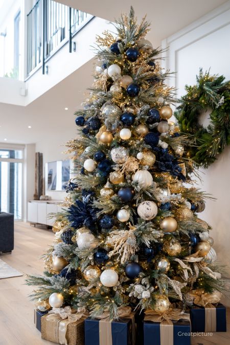 Сине-золотой декор новогодней елки