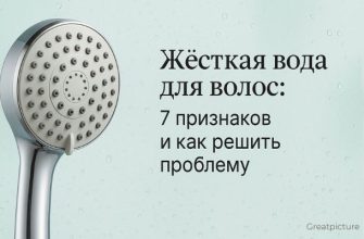 Насадка душа с каплями воды и мягкими бликами, чистый фон.